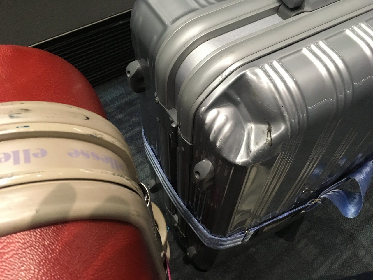 海外旅行中にスーツケースが破損した！空港でのアピール〜保険請求〜修理まで